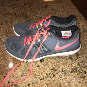 Women’s Nike tennis shoes